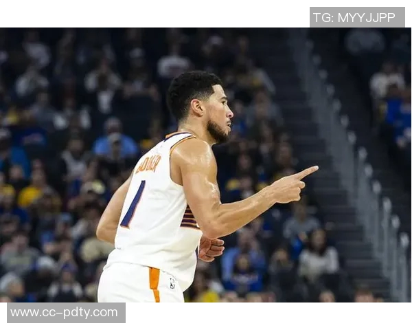 布克半场表现稳定9投5中砍下12分2篮板3助攻助力球队争胜